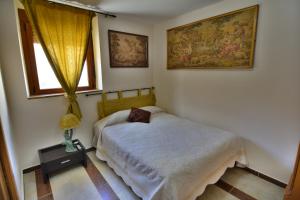 a small bedroom with a bed and a window at Hotel Rural Valles del Cid in Nuez de Arriba 