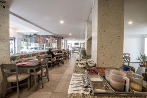 a restaurant with tables and people sitting at tables at Quinta Rivera Hotel in Actopan