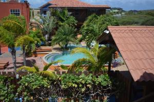 an overhead view of a swimming pool with palm trees at Nos Krusero Apartments in Sabana Westpunt