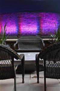 dos sillas y una fuente con luces púrpuras en Seton Hotel, en Nueva York