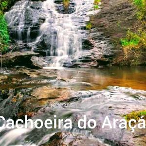 una cascada con las palabras cazibo do argentina en Sítio Recanto do Araçá, en Visconde De Maua