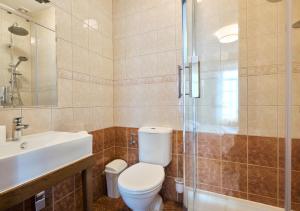 W łazience znajduje się toaleta, umywalka i prysznic. w obiekcie Agropark - Dworek pod Lipą w mieście Sobków