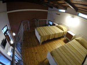 una vista aérea de una habitación con 2 camas y una escalera en Apartamento Siria en Salta