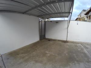un garaje con una pared blanca y un techo metálico en Apartamento Siria en Salta