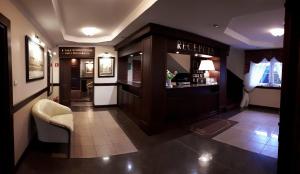 Televízia a/alebo spoločenská miestnosť v ubytovaní Hotel Batory