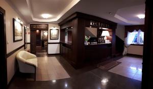 a lobby with a bar in a hotel at Hotel Batory in Tłuszcz