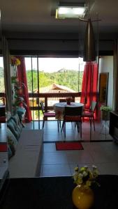 貝澤羅斯的住宿－flat em serra negra - bezerros，享有美景,设有带桌椅的客厅。