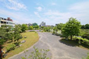 The surrounding neighborhood or a neighborhood close to the homestay