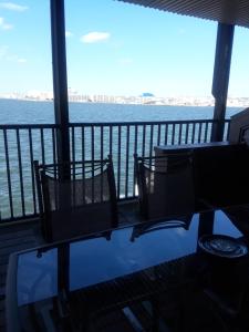 una mesa y sillas en un balcón con agua en Bahama Princess Condos, en Ocean City