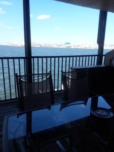 uma mesa e cadeiras numa varanda com água em Bahama Princess Condos em Ocean City