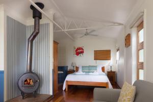 
A bed or beds in a room at Jacaranda Cottages
