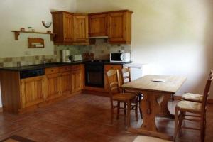 Kuchyň nebo kuchyňský kout v ubytování Chalet La R'Batte