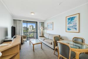 Dockside Brisbane tesisinde bir oturma alanı