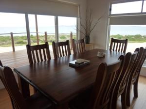 una mesa de comedor y sillas con vistas al océano en Lincoln View Holiday House, en North Shields 14 fotos más