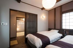 金沢市にある大丸庵のベッドルーム1室(ベッド2台、大きな窓付)