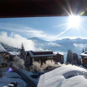 uma vista para uma estância de esqui na neve em Hotel Ermitage Verbier em Verbier