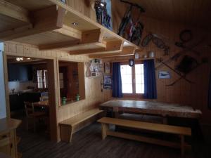 a room with a wooden table and a dining room at Alpenlodge in Willigen
