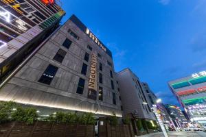 仁川にあるIncheon Airport Hotel Seattleの側面に看板がある建物