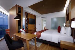 Postel nebo postele na pokoji v ubytování The Alana Hotel and Conference Sentul City by ASTON