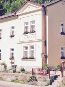 Afbeelding uit fotogalerij van Apartmentshaus Elbblick Zimmer "Bergblick" in Bad Schandau