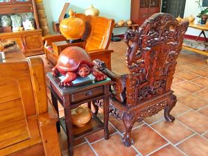Uma área de estar em Jiang Shui Village B&B