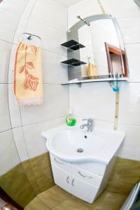 ein Bad mit einem Waschbecken und einem Spiegel in der Unterkunft затишна квартирка in Krementschuk