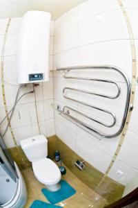 ein Bad mit einem WC und einem Waschbecken in der Unterkunft затишна квартирка in Krementschuk