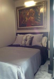 カンヌにあるSantiagoのベッドルーム1室(壁に絵画が描かれたベッド1台付)