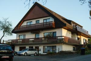 ein großes Haus mit davor geparkt in der Unterkunft Haus Hochwaldhöhe in Morbach