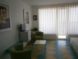 sala de estar con sofá, sillas y mesa en Villa Flaga en Sozopol