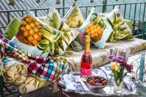 un sofá con almohadas y una mesa con una botella de vino en Elizabeth Manor Guest House, en Johannesburgo