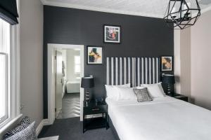 Postel nebo postele na pokoji v ubytování Mrs Banks Hotel