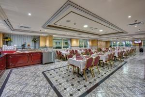 Ресторан / й інші заклади харчування у Comfort Inn Hotel Deira