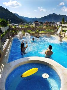 um grupo de pessoas brincando em uma piscina em Shushupe Hotel em Tingo María