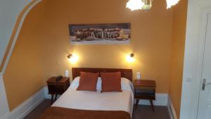 سرير أو أسرّة في غرفة في Hotel de France