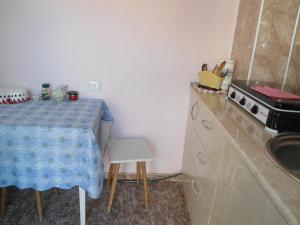 una piccola cucina con un tavolo e un lavandino di Guest House Sunset a Kazbegi