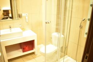 Un baño de The Manessi City Boutique Hotel