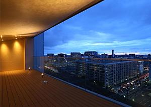 un balcone con vista sullo skyline della città. di Hotel Wing International Premium Kanazawa Ekimae a Kanazawa