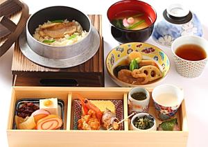 uma caixa de madeira cheia de diferentes tipos de alimentos em Hotel Wing International Premium Kanazawa Ekimae em Kanazawa