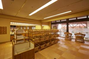 poczekalnia z krzesłami i stołami w budynku w obiekcie Kinugawa Onsen Sanraku w mieście Nikko