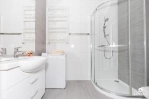 Kúpeľňa v ubytovaní Jantar Apartamenty Bliżej Morza + 37 fotografií