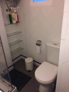 bagno bianco con servizi igienici e finestra di Peris Mencheta a Siviglia Altre 16 foto