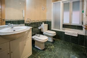 A bathroom at Apartamentos Abula