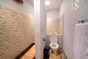 Ένα μπάνιο στο Two Bedrooms Villa Tirtam