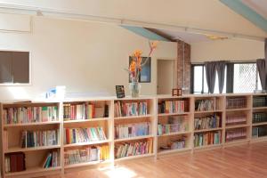 a library with wooden shelves filled with books at Springwood Meditation Centre 春木禪修渡假中心 in Springwood