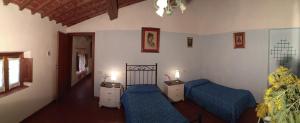 a bedroom with two beds in a room at Agriturismo di Rina in Lamporecchio