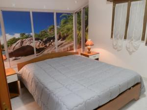 - une chambre avec un lit et une grande fenêtre dans l'établissement Casa Vacanze Bonjovì, à Sciacca