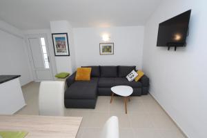 salon z kanapą i stołem w obiekcie Apartments Sorriso w Rovinj