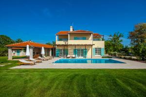 una casa con piscina nel cortile di Villa Marija a Marčana