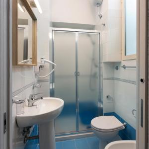 La salle de bains est pourvue d'une douche, d'un lavabo et de toilettes. dans l'établissement Residenza Santa Lucia a Mare, à Naples